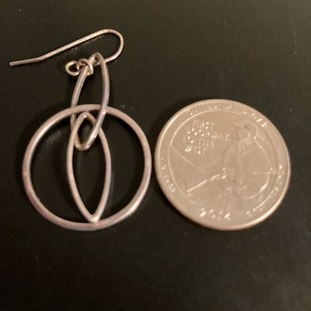 Silver tone earrings. Dangly circles - Picture 2 of 3